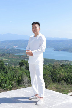 Bộ quần áo Phật tử, trang phục đi chùa, ngồi thiền nam, chất vải tự nhiên cao cấp, màu trắng, ghi, be, đỏ đô, size S, M, L, XL, 2XL..., cắt may theo yêu cầu. Bộ cổ chéo đơn khuy