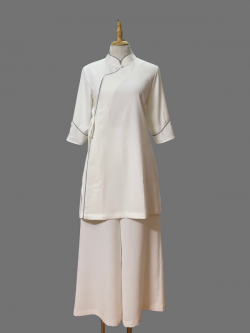 An Liên Hương – Bộ trang phục mặc đi chùa ngồi thiền, nhiều màu, cổ cao, tà dài vẽ hoa sen