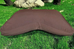 Bồ đoàn, đệm, gối ngồi thiền, chữ V, thô, 62 x 30 x 15 cm, ruột vỏ đậu, màu nâu, đỏ đô. Giúp ngồi thiền lâu không mỏi